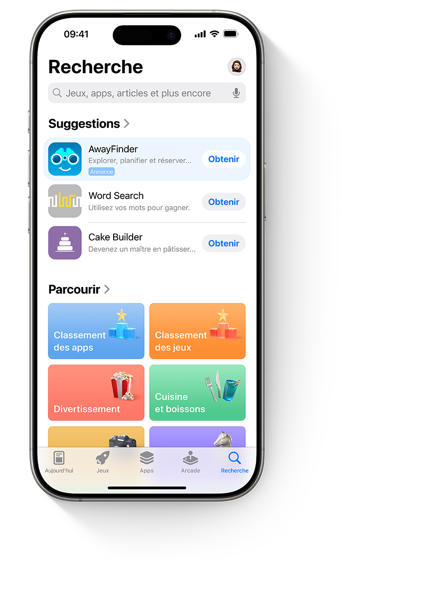 Quatre iPhone, chacun présentant une annonce différente pour l’app fictive AwayFinder. Le premier iPhone affiche une annonce dans l’onglet Aujourd’hui, le deuxième dans l’onglet Rechercher, le troisième en haut des résultats de recherche et le quatrième en bas d’une page produit.