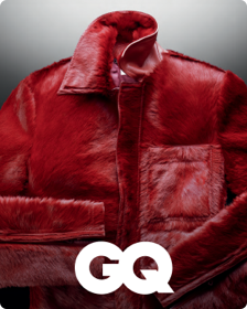La portada de GQ con una imagen de una chaqueta de piel rojo oscuro.