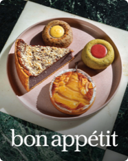 La portada de Bon Appétit con una imagen de pasteles de colores en un plato.