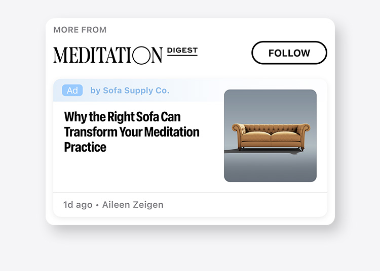 Un anuncio de contenido patrocinado (nativo) para la compañía de ejemplo Sofa Supply Co que aparece en la publicación Meditation Digest. El anuncio presenta un artículo sobre la transformación de la práctica de la meditación con el sofá adecuado.