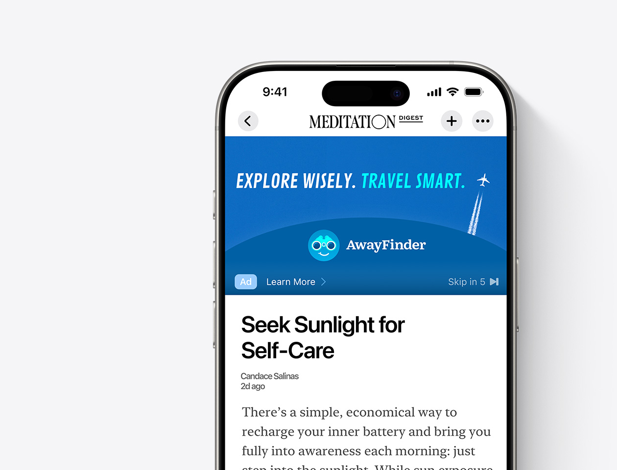 Un iPhone que muestra un anuncio de la empresa de viajes de ejemplo, AwayFinder, dentro de un artículo de Meditation Digest en Apple News.